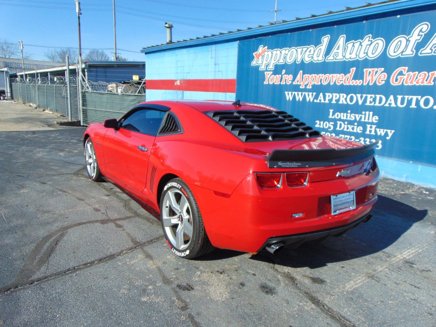 2010 Red Chevrolet Camaro (2G1FK1EJ1A9) with an V8 6.2 Liter engine, Automatic, 6-Spd w/Overdrive and TAPshift transmission, located at 2105 Dixie Hwy, Louisville, KY, 40210, (502) 772-3333, 38.220932, -85.795441 - Photo#16